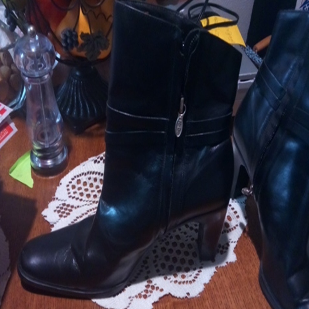 Boots - Picture 3 of 4